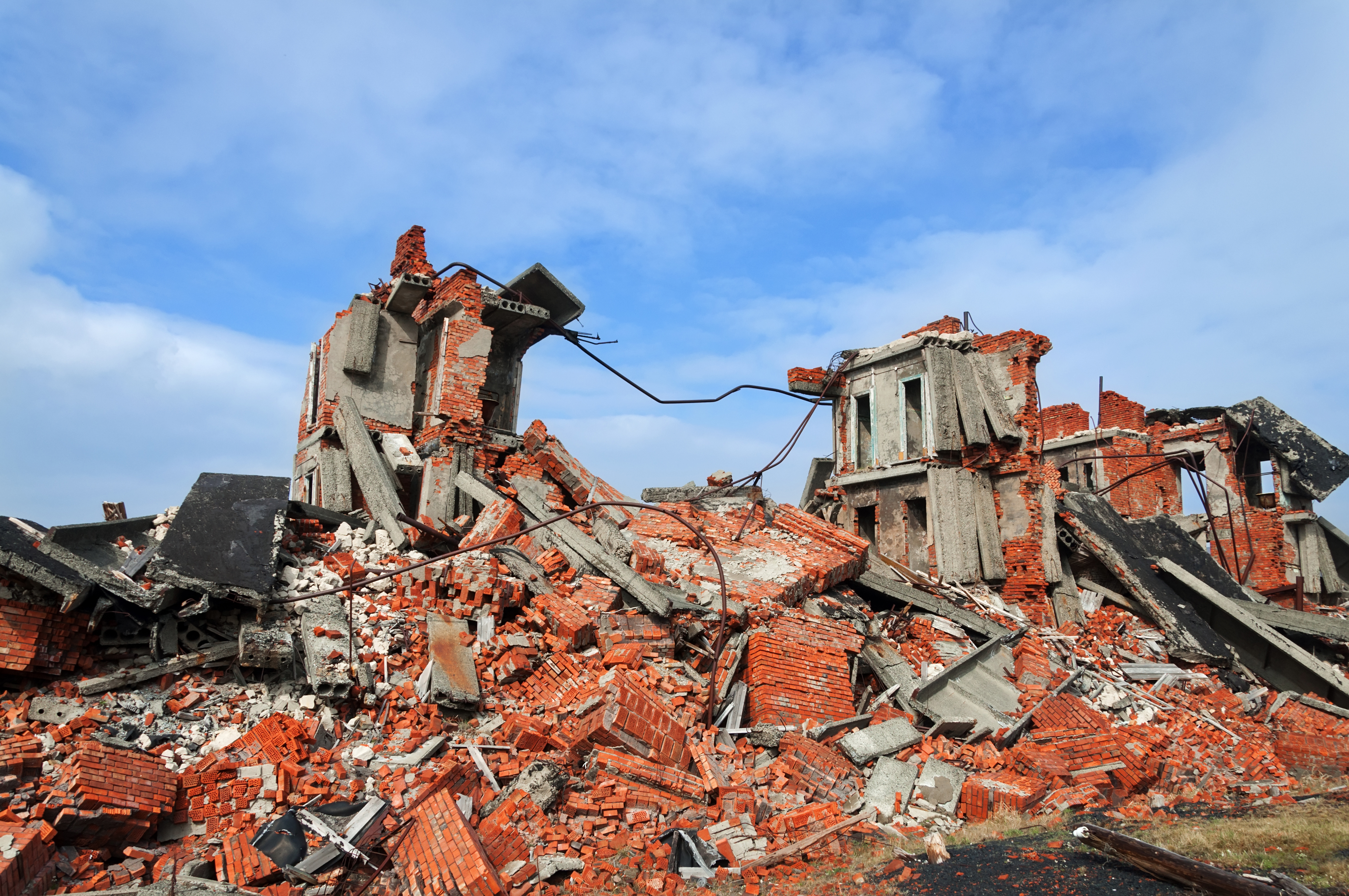 Землетрясение разрушение. Разрушенное кирпичное здание. Здания после землетрясения. Разрушение кирпичного ЗДА. Руины кирпичного здания.